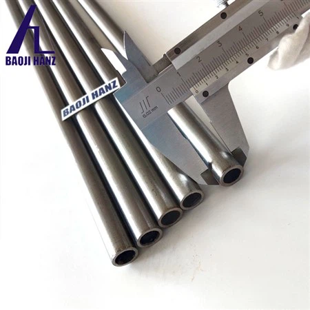 Wie verhält sich das seismische Verhalten von Titanrohren?